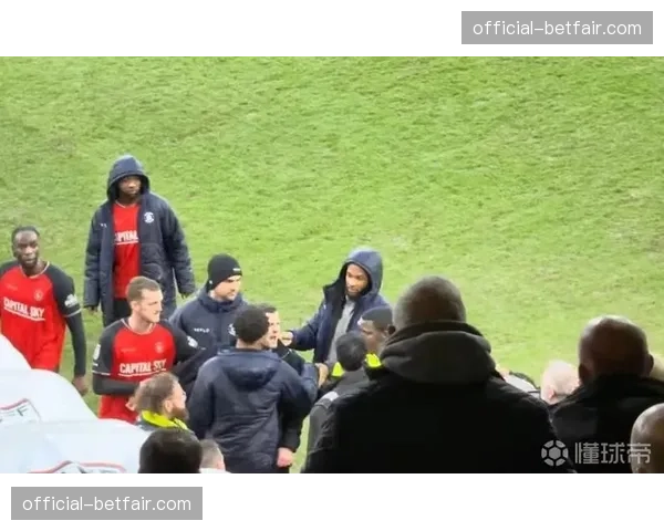 特写：绝平后理查利松跪地掩面，其进球一度让球队看到保级希望